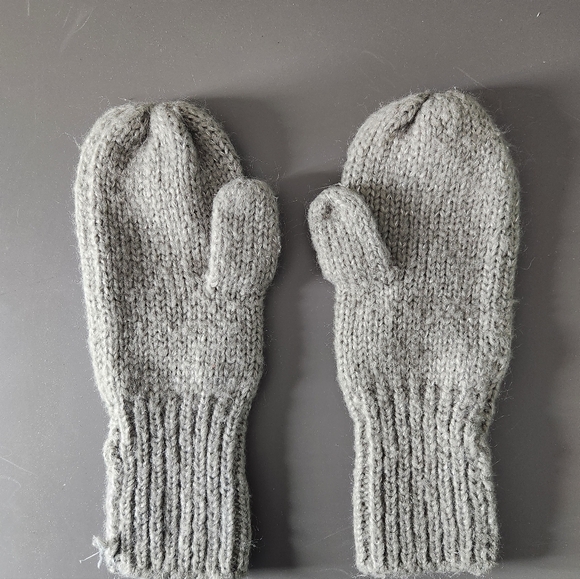 The GAP Women's Mittens - Picture 2 of 4